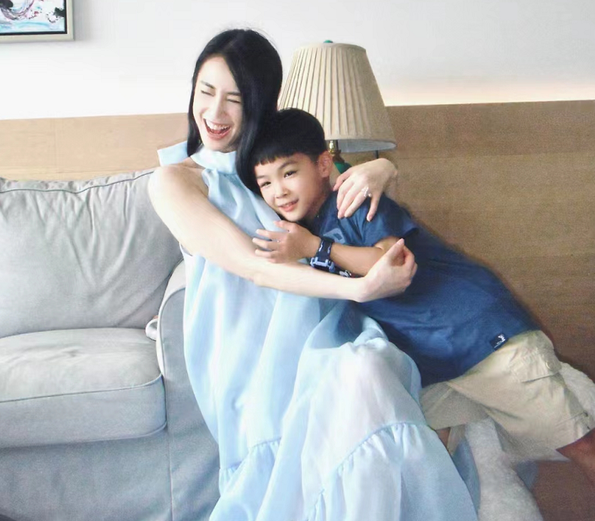 黄圣依晒亲子照,老大负责拍摄老二长至腰间,腹部隆起将有老三?