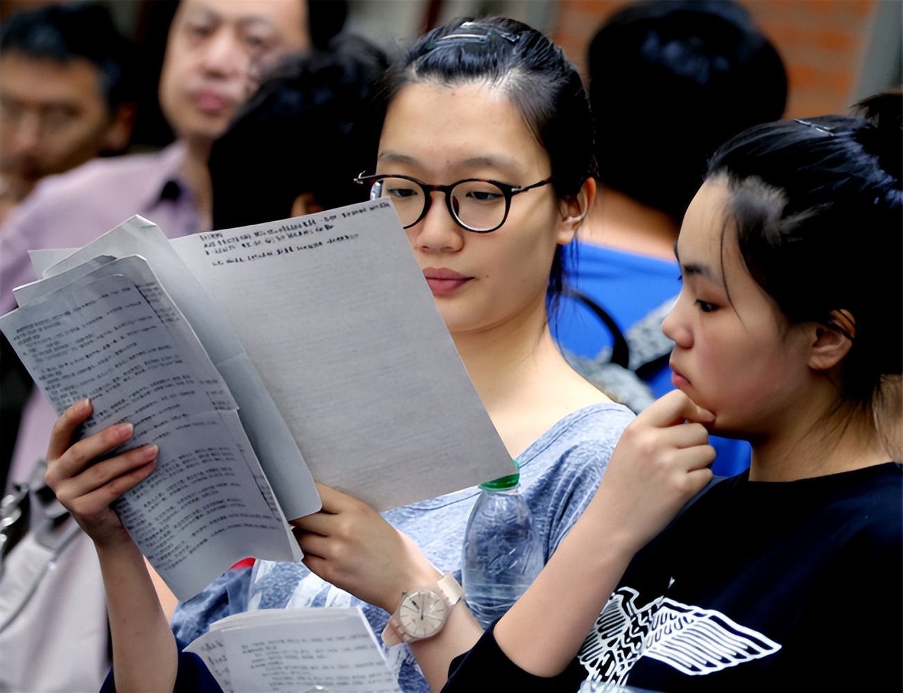大学生|中专生被当廉价劳动力，成为学校赚钱工具，网友：学校掉钱眼里了