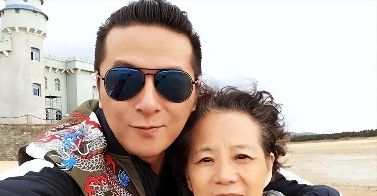 从偶像到“妈宝男”，被亲妈强拆了3段姻缘，如今44岁仍然未婚