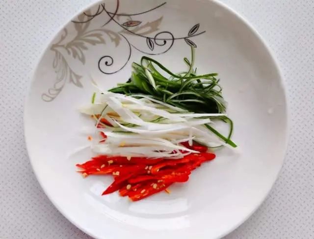 清蒸鲈鱼|清蒸鲈鱼放盐和料酒？错了！学会3个技巧，肉质鲜嫩不腥不柴~