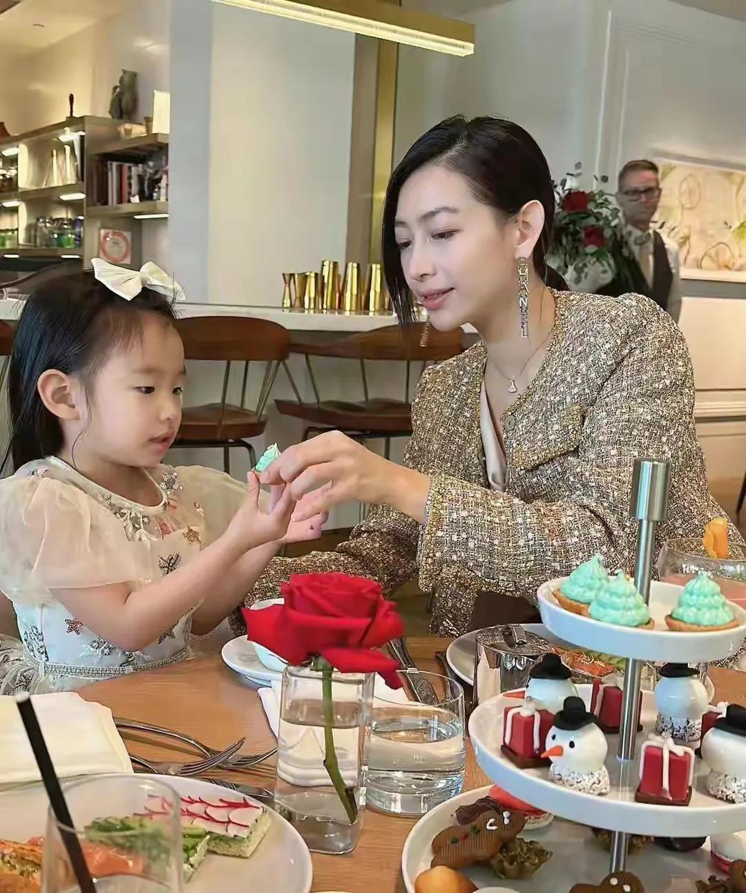 浙江卫视当家花旦移民美国，嫁富豪生二胎，拎20万包包喝下午茶