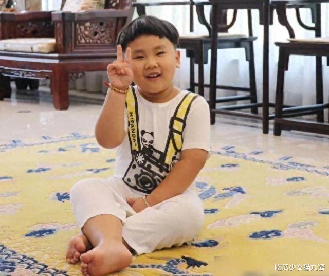 郭德纲海外门票收入超2亿,粉丝激动下跪,妻子儿子衣品差被吐槽