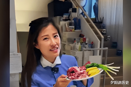 洪金宝的豪宅被曝出,家里的杂物都要堆到屋顶了,他的媳妇多邋遢?