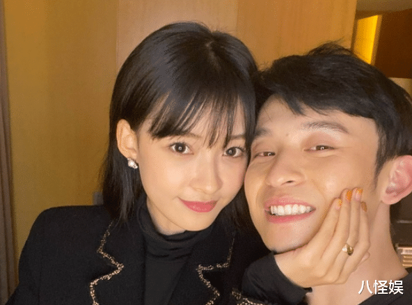 孙怡陪女儿游玩，6岁大福肤色黑黄随妈妈，手挎小包名媛范足