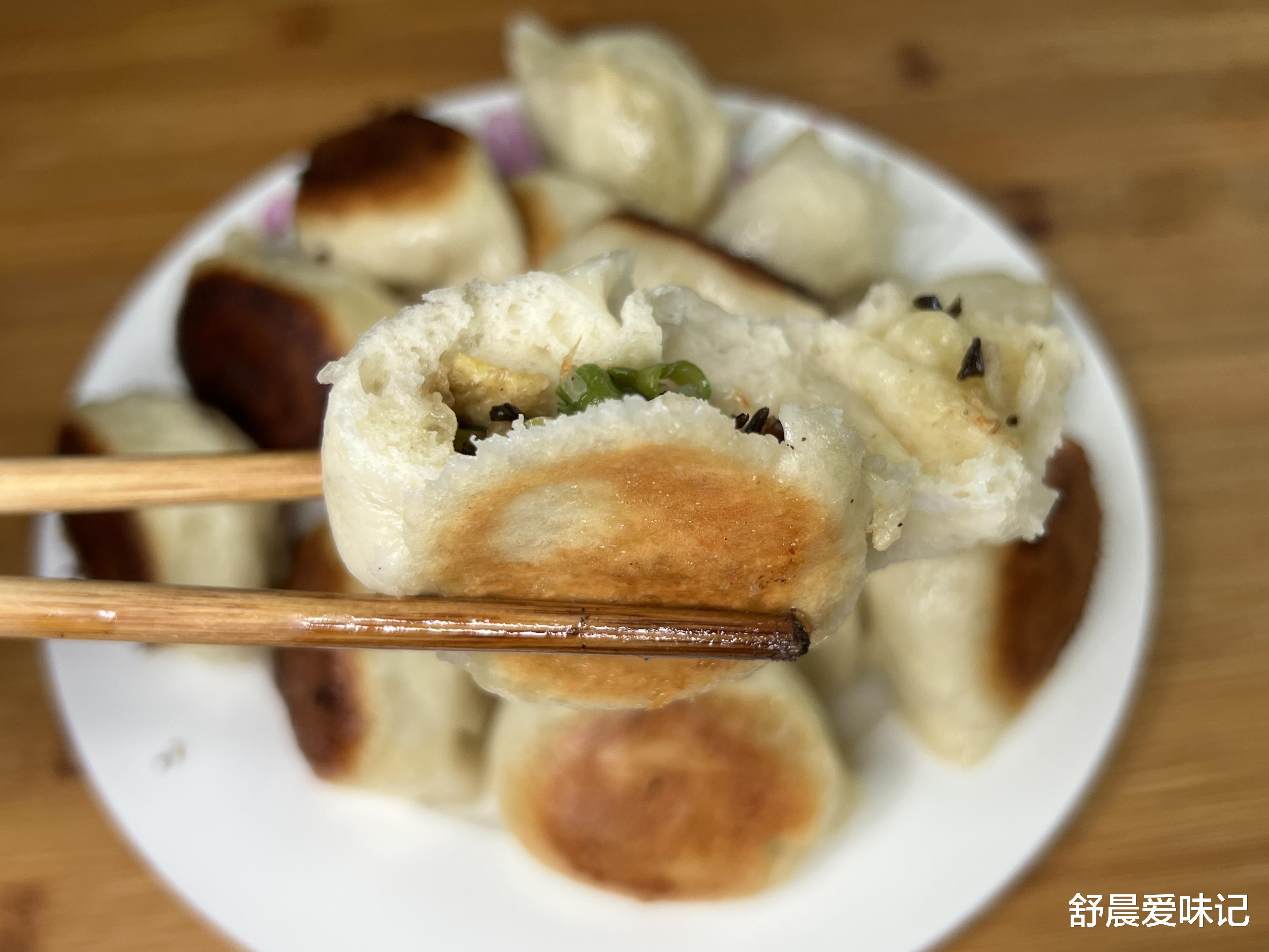 豆角|豆角水饺包的家常做法,馅料鲜美,面皮蓬松柔软,底部焦香可口