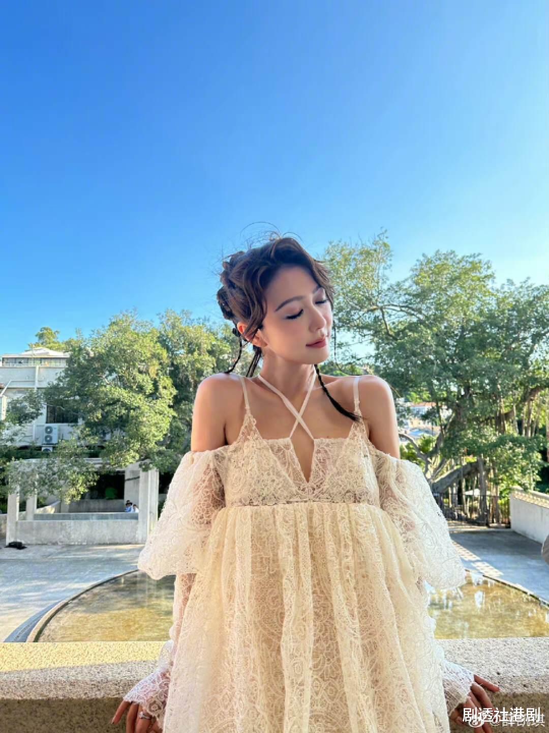 过分打造少女人设引反感！港女星台上表演被指太姣，多次惹争议