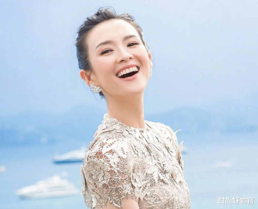 章子怡接女儿放学,私下很接地气,不化妆却不忘画眉毛