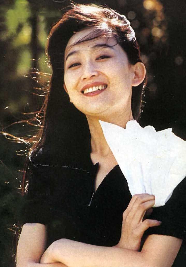 “娱圈异类”高龄女明星，20年不吃米饭，和亲哥不婚不育相伴终生