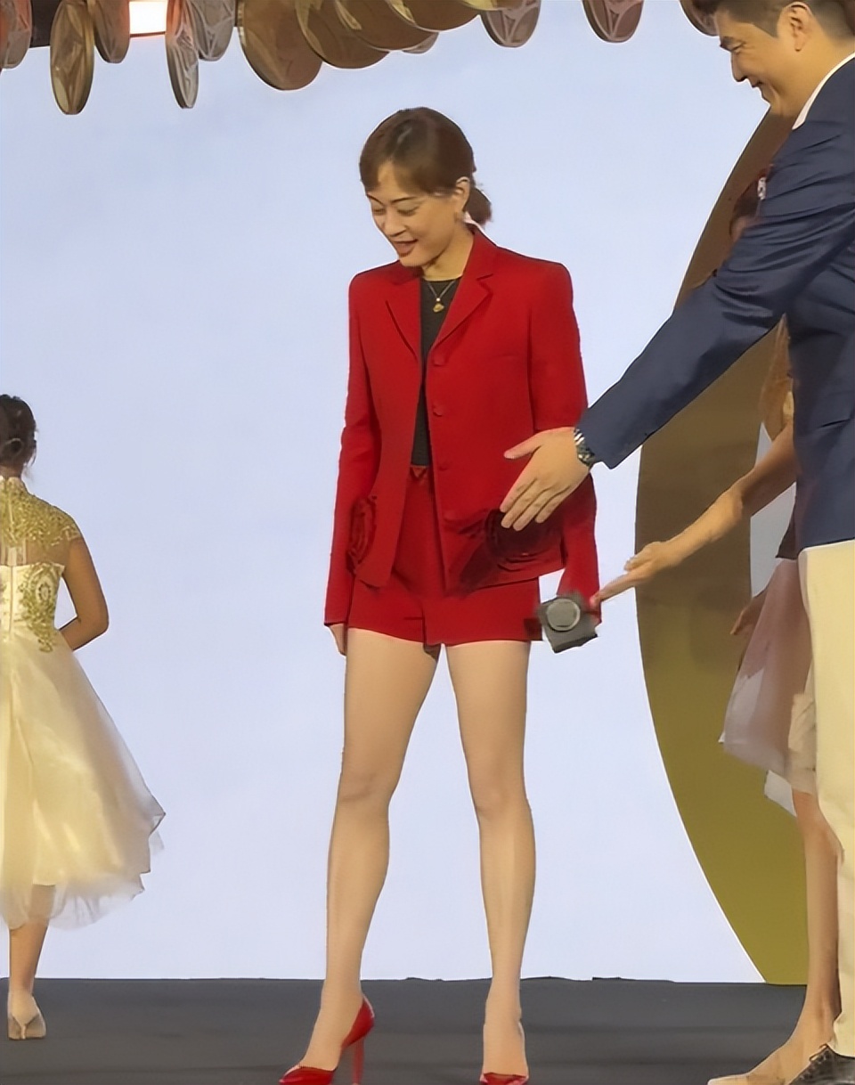 40岁孙俪活动近照,大冬天露大腿一脸凶相,养生过度“害”了她