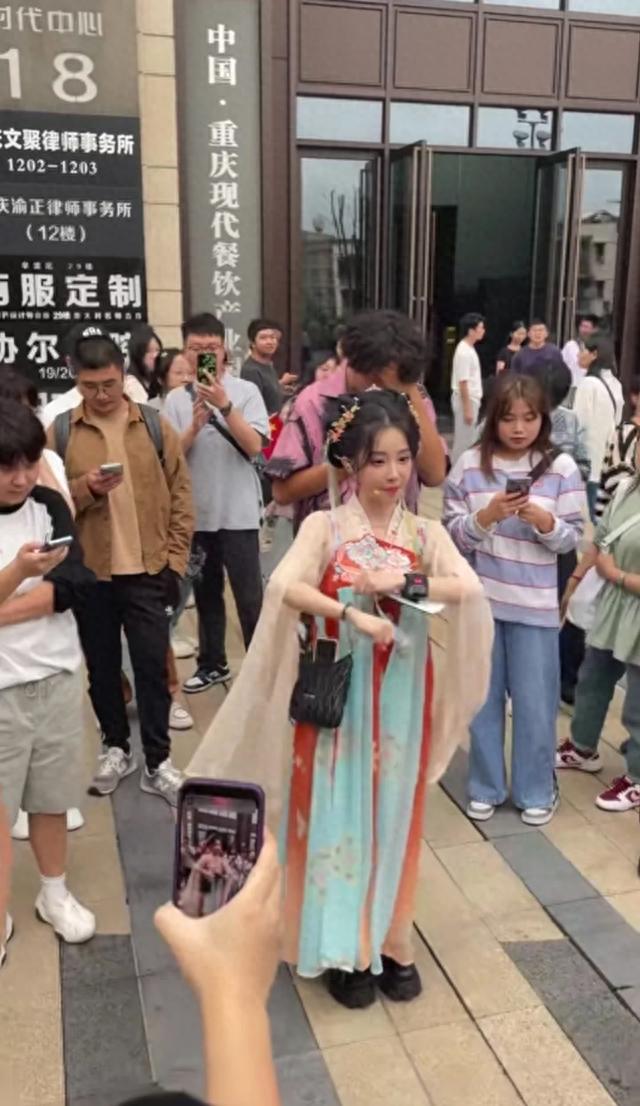 冯提莫：重庆街头像老小孩，初中同学曝其身高1米48还穿了厚底鞋