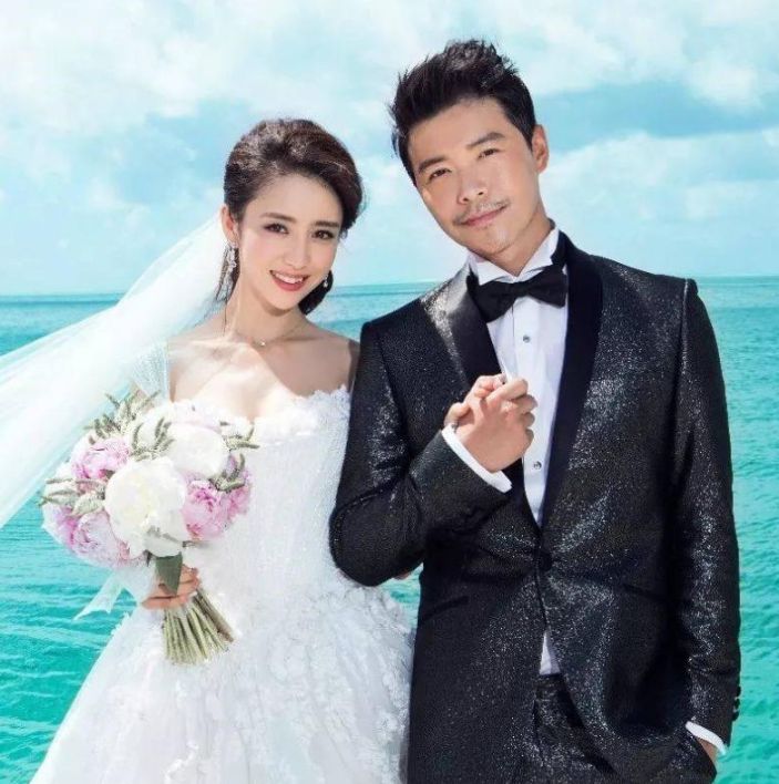 佟丽娅|迪士尼偶遇佟丽娅,身材消瘦气质出众,穿搭被指一言难尽