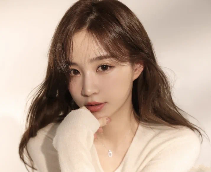 王思聪前女友雪梨买地盖楼!一袭黑裙出镜优雅时尚,女总裁范十足