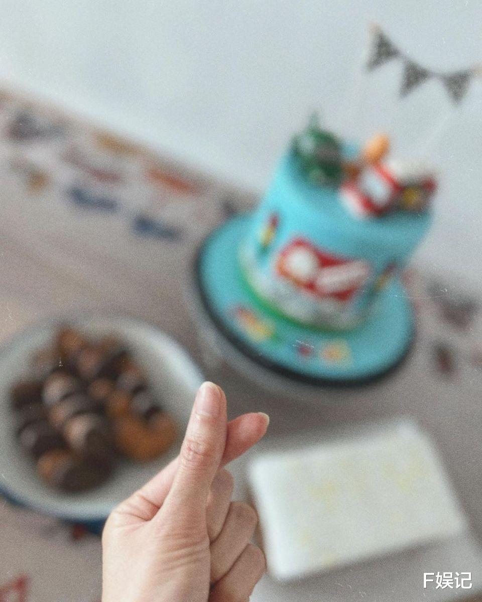 岑丽香|岑丽香一家在家为小儿子庆祝2岁生日 一家四口拍下开心全家福