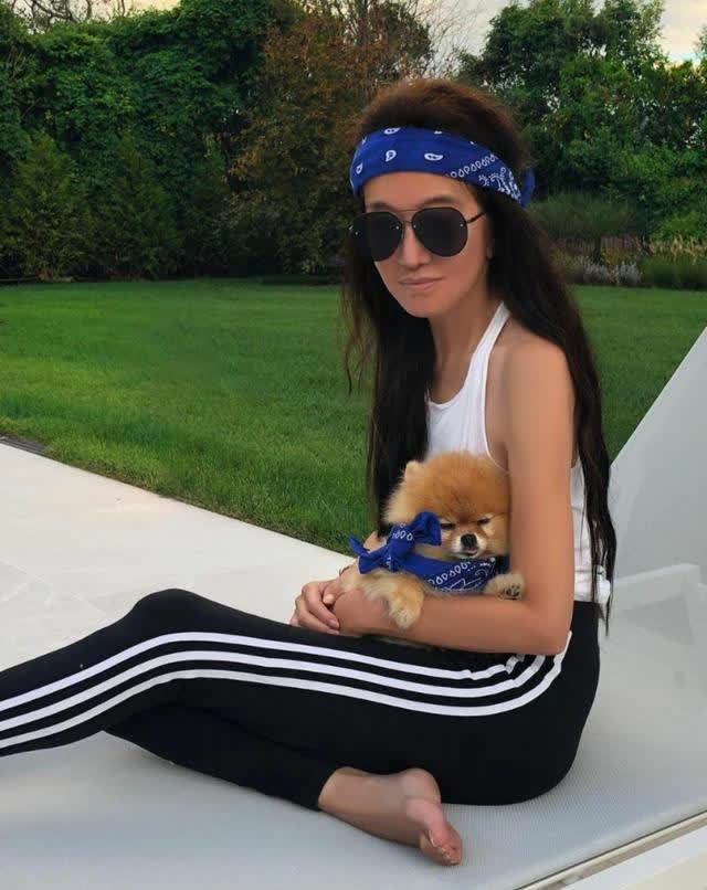 74岁王薇薇的“新年战袍”太放飞!钻石胸衣外穿,头上戴蝴蝶结