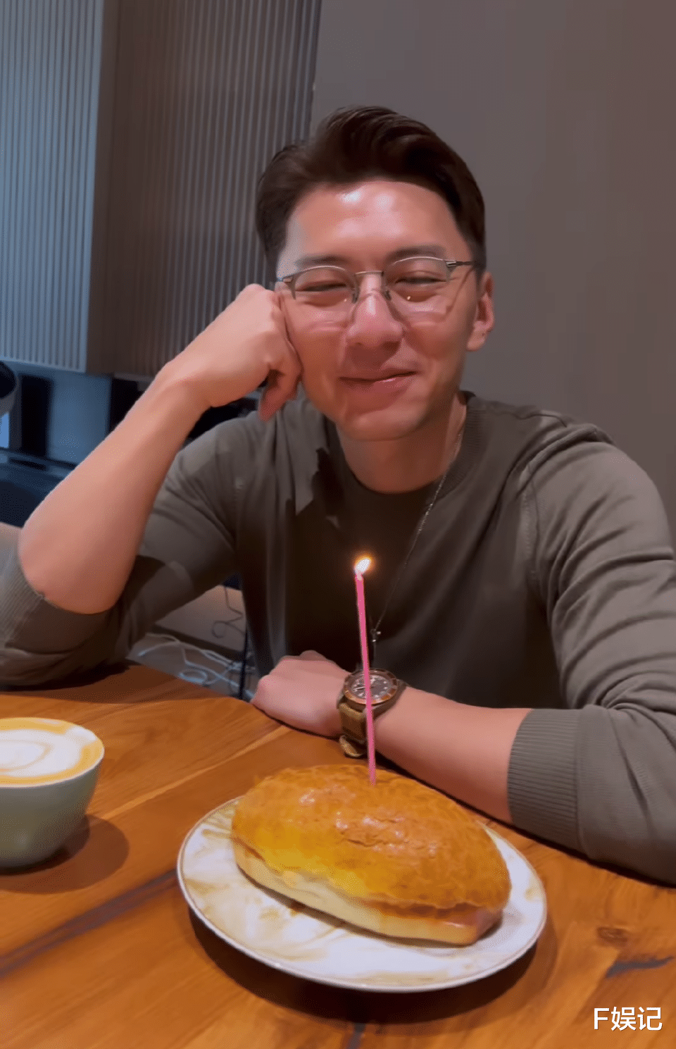 袁伟豪|袁伟豪生日与陈山聪胡定欣等圈中好友庆祝 还和张宝儿享受二人世界