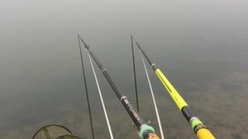 用两根鱼竿如何钓好鲤鱼？实用技巧分享，思路打开钓出超预期效果