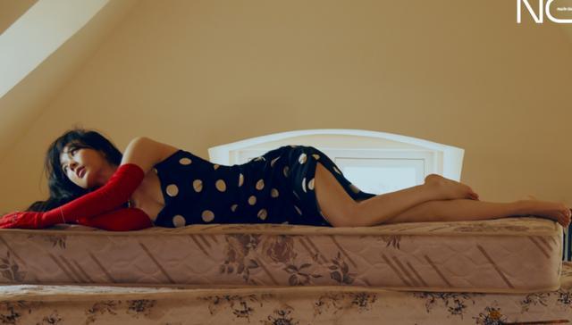 杨紫穿半镂空红裙拍杂志，秀小蛮腰展现细腻肤质，30岁蜕变成熟女