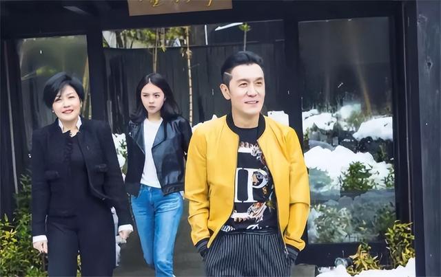 李咏病逝4年了，回头看遗孀哈文的选择，才知道李咏有多聪明