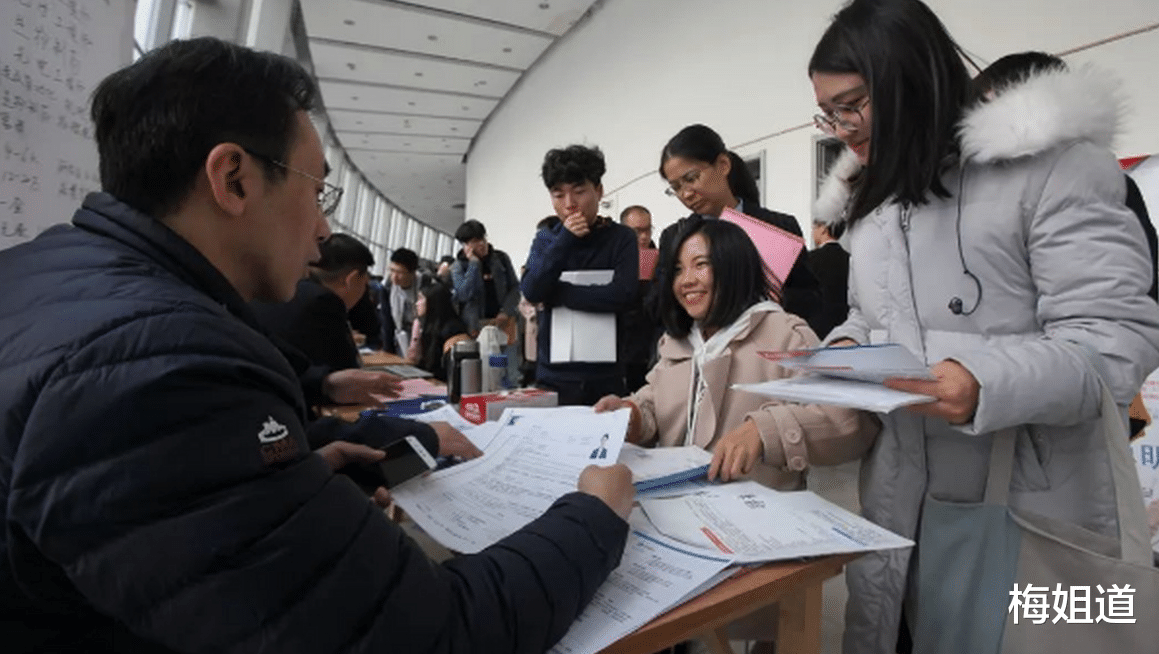 考研|为什么读完研究生，还是找不到工作，学生哭诉学历不是敲门砖吗？