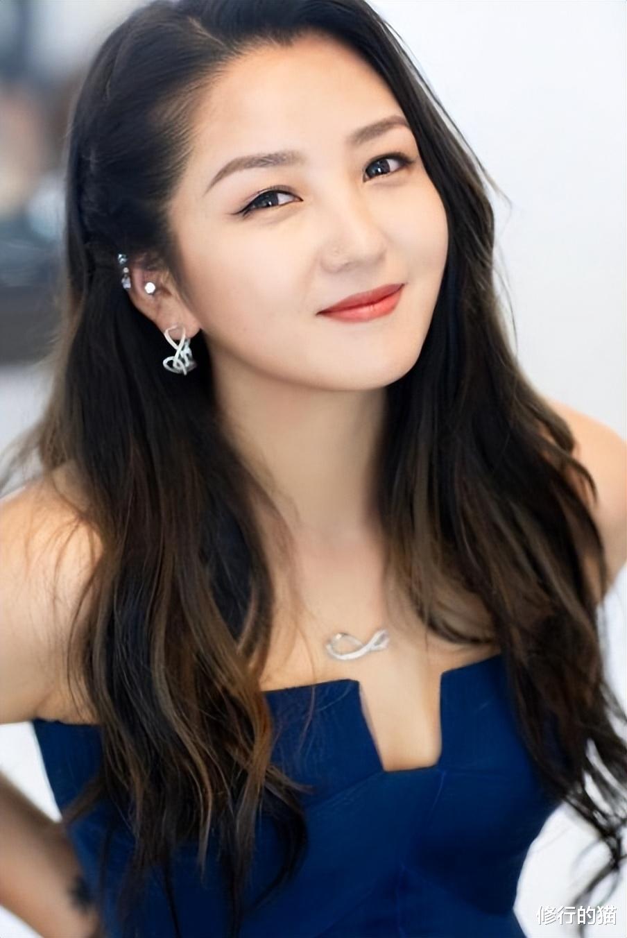 |娱乐圈又曝大瓜：二字女歌手被男友捉奸，和大叔型演员化妆间亲热