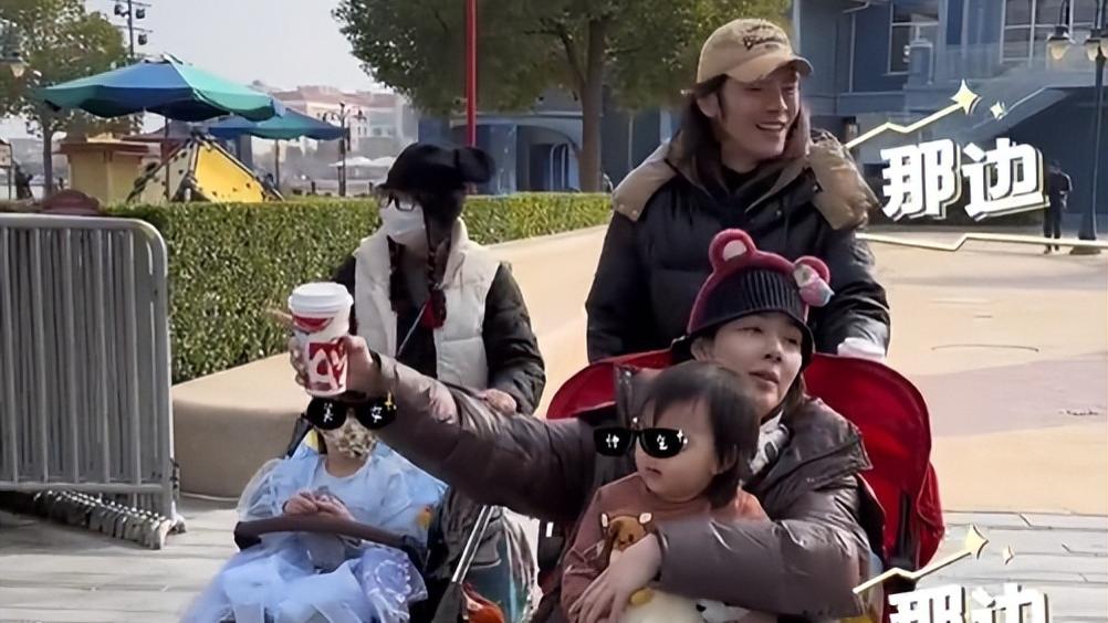 向佐用婴儿车推老婆孩子，甜喊郭碧婷“大女儿”，一家四口超幸福