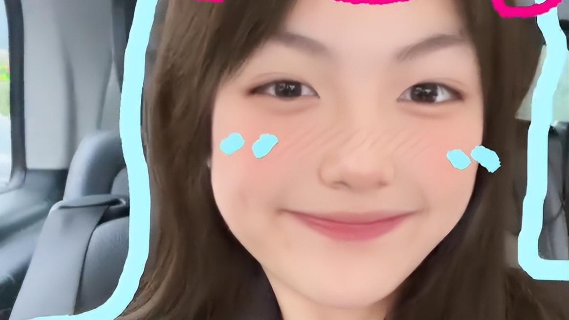 13岁王诗龄晒近照，穿400元小香风似成熟女性，小胡子太重被吐槽