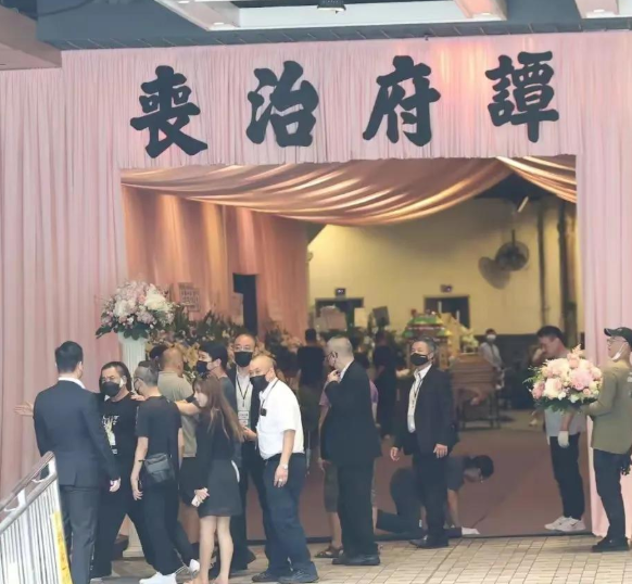 蔡天凤葬礼现场曝光!子女现身为母送行,粉色灵堂引争议