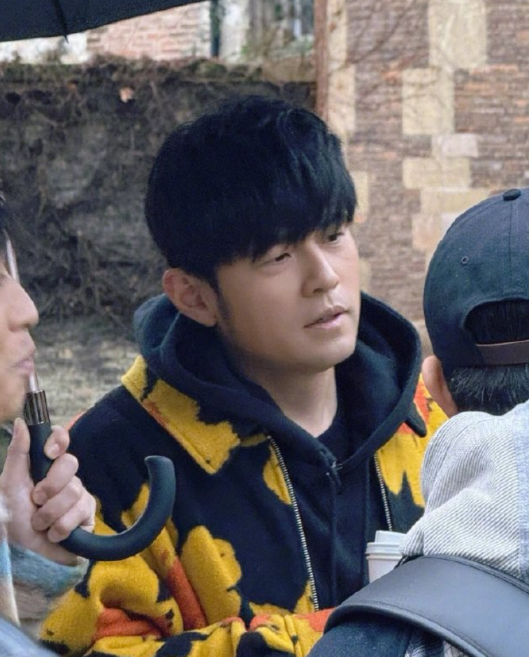 45岁周杰伦现身英国剑桥大学!面容苍老认不出,身边全是同性朋友