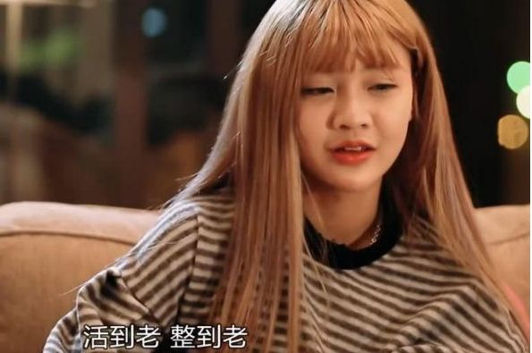 韩安冉婚礼生图翻车,身材臃肿面部“馒化”,近照撞脸女星邵音音