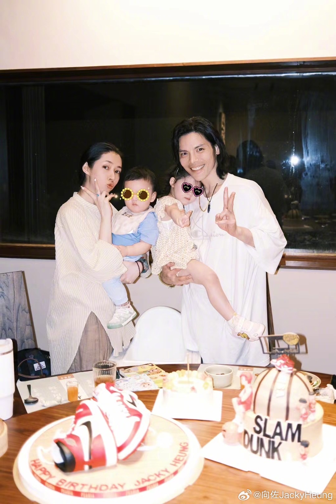 39岁向佐晒郭碧婷带儿女探班为自己庆生照,一家四口笑容灿烂温馨