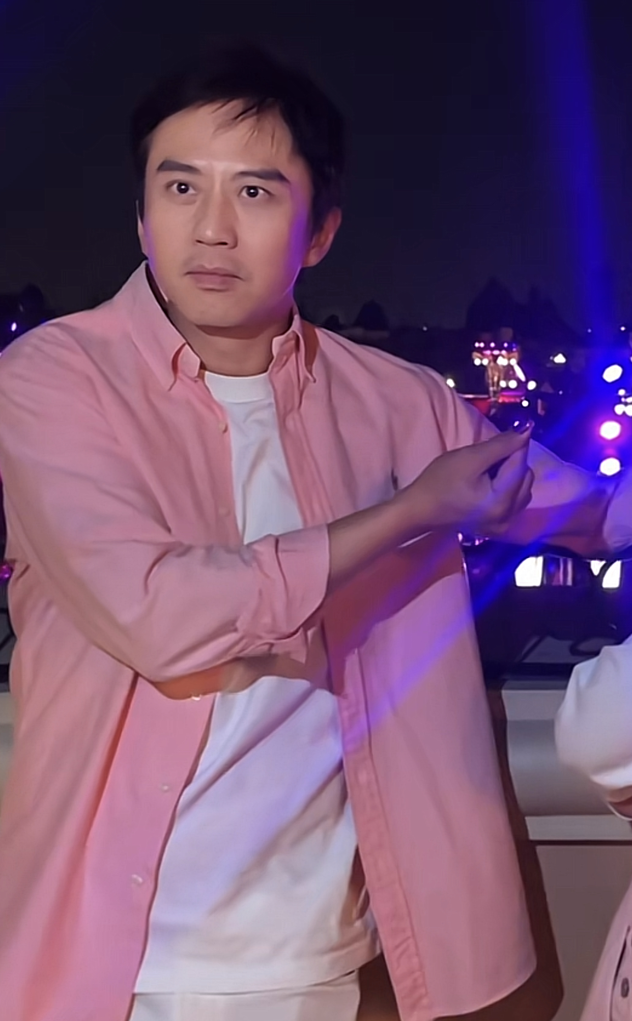 |孙俪穿粉背带裤扮嫩,与邓超搂抱力破离婚传闻,小腹微隆疑怀三胎