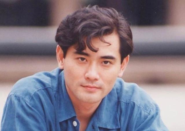 周迅、陈红对他钟情，一生单身，现在63岁在乡下养猫种花