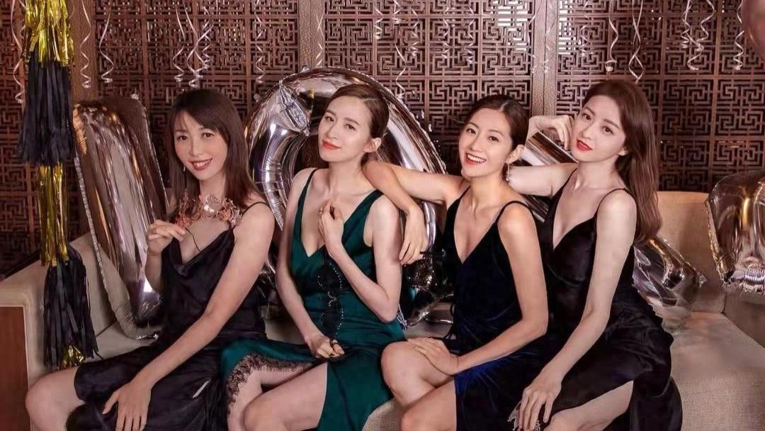 劲吸睛“辣妈团”开处女座生日派对，全部深V晚装出席大秀美腿
