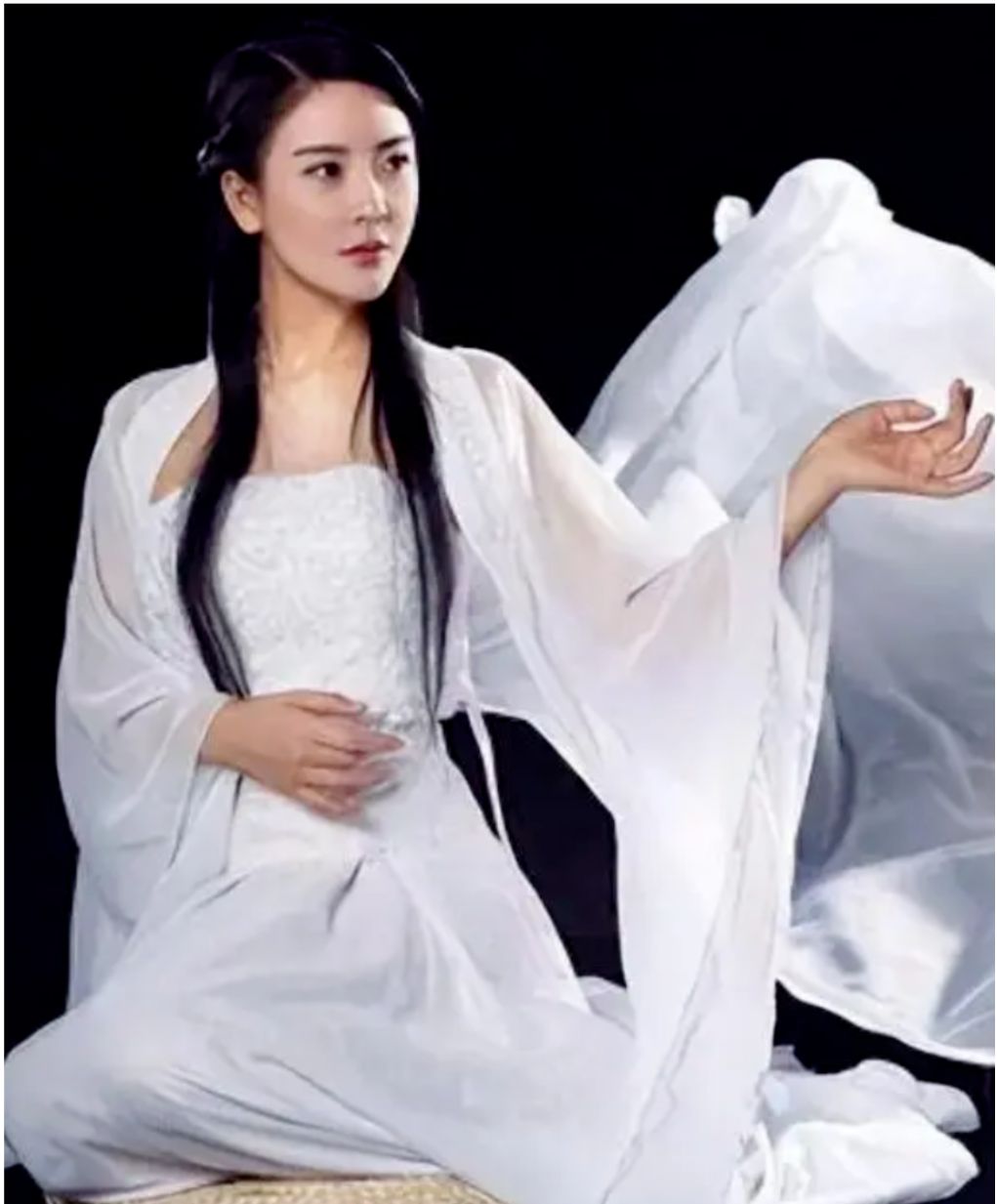 坐拥“妲己”白珊珊:年薪700万,许老板夸“没有她搞不定的事”