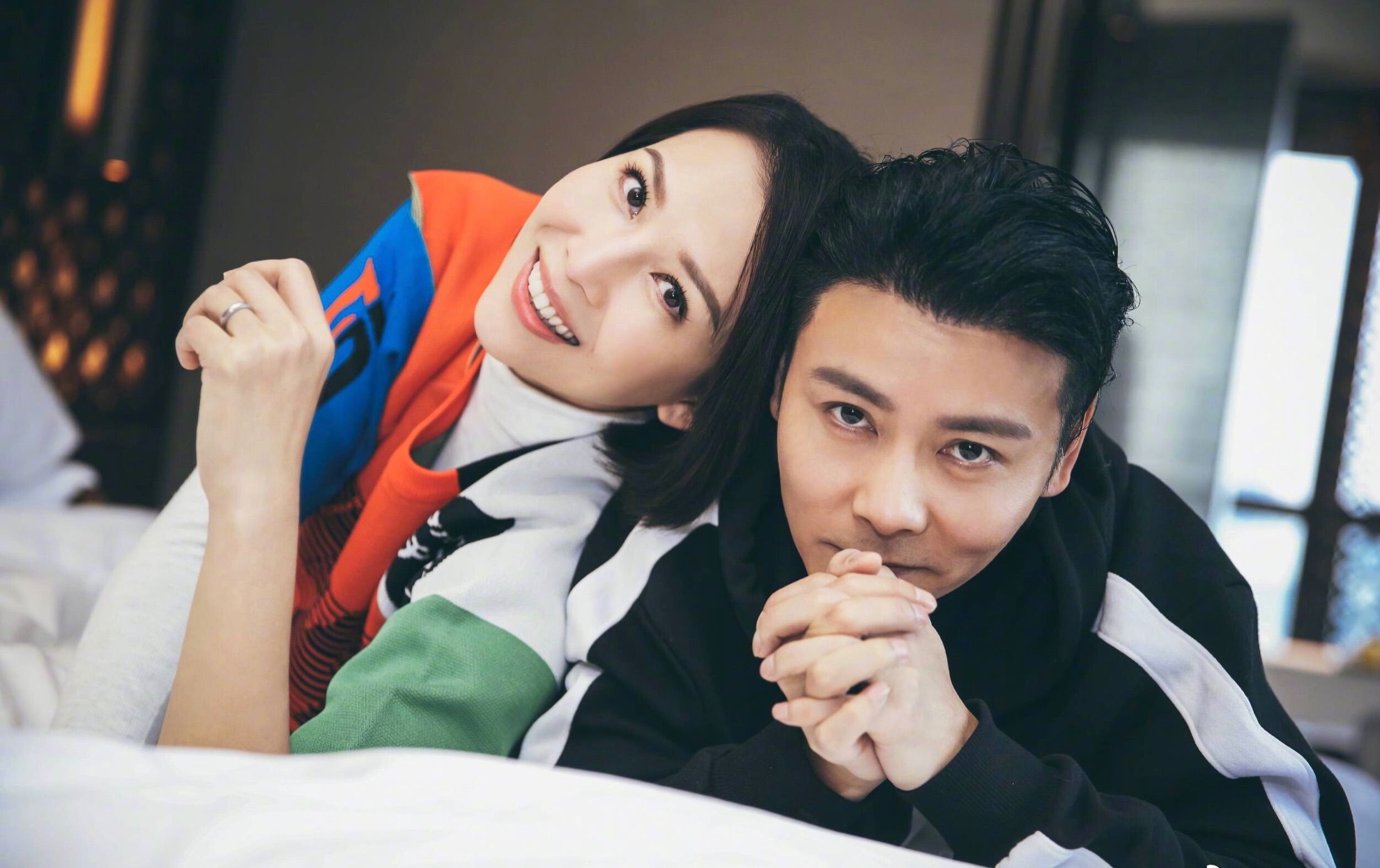 50岁蔡少芬素颜现身迪士尼,穿露肩水钻破洞装,张晋一直黑脸