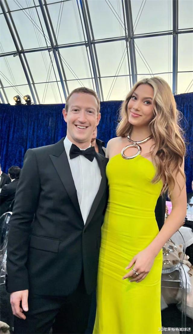 国籍|谷爱凌穿长裙身材太极品!前世界首富目不转睛,搂她合影爱凌接受