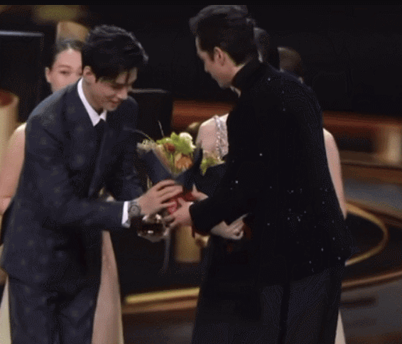 龚俊|继李冰冰后，龚俊也遭网暴，合照将胡歌挤出框外，胡歌尴尬黑脸