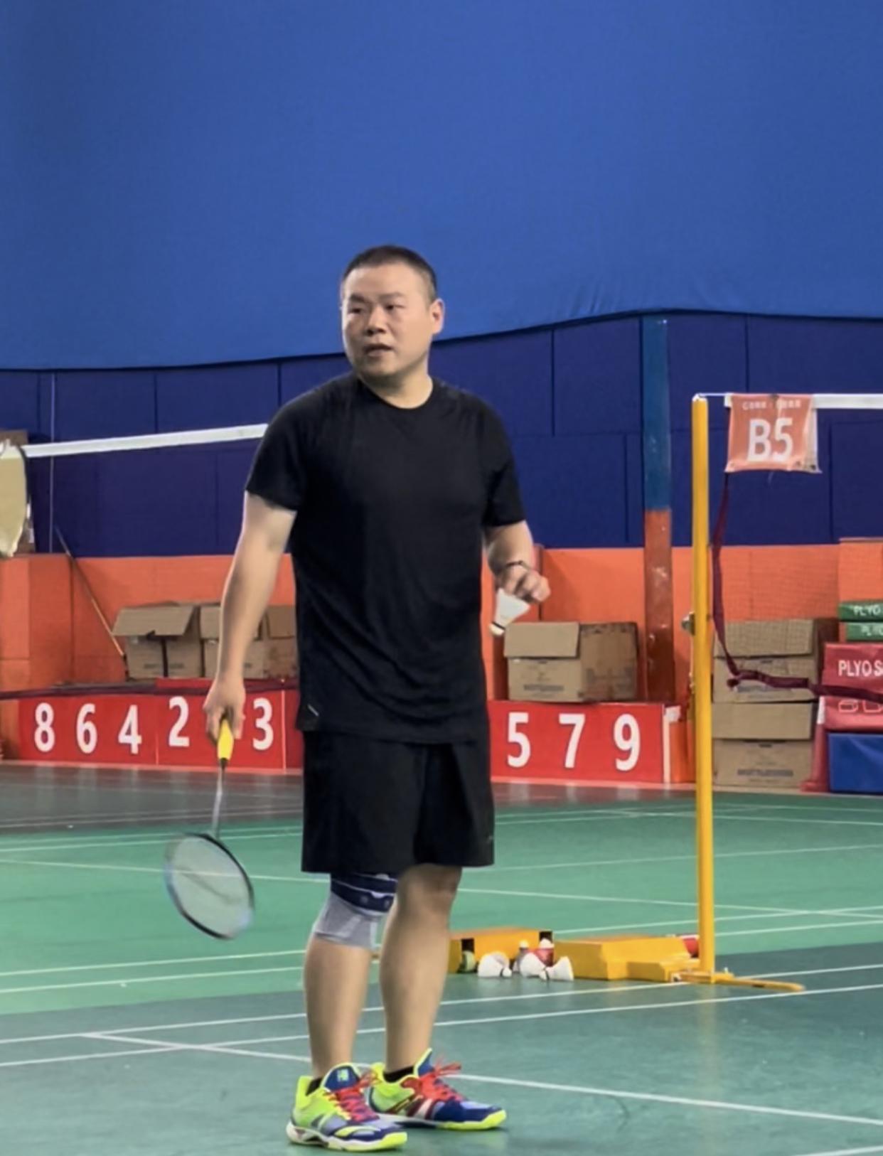 岳云鹏|38岁岳云鹏老到认不出!满头白发显沧桑,脸上横肉太多似卖菜大叔