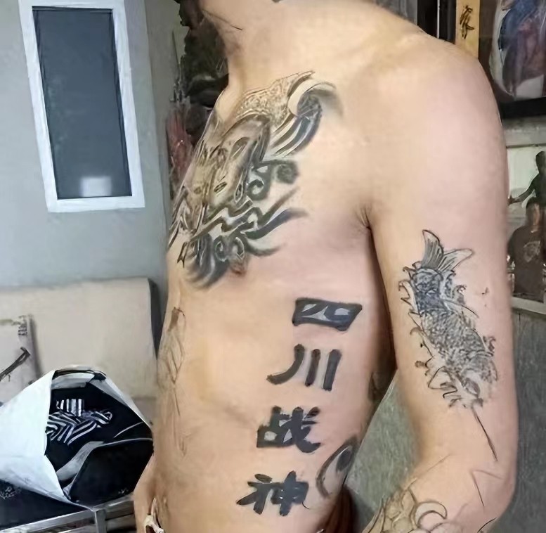 14岁少年满脸纹身欲成网红,被全网封杀后,现如今怎么样了?