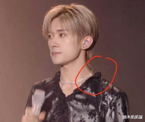 易烊千玺被激光笔照射，眼睛充血身上多处激光点，肇事者发文炫耀