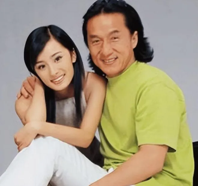 17岁时的杨幂被成龙搂在怀里拍广告，她一句话，片酬涨了100倍