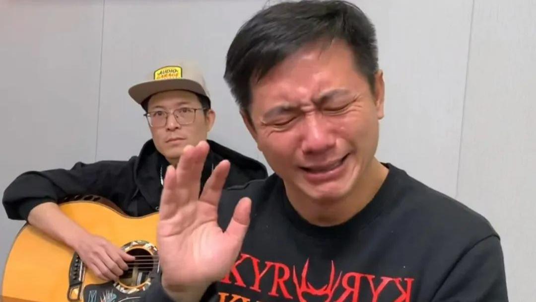 “康伯”去世没几天“阿耀”就带货，两天前痛哭悼念，遭网友指责