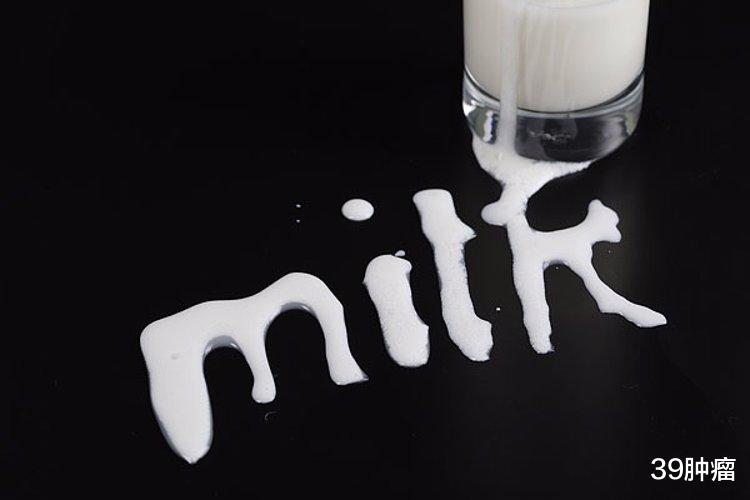 牛奶里面全是防腐剂，有毒还致癌？这2种“假牛奶”才真的要少喝