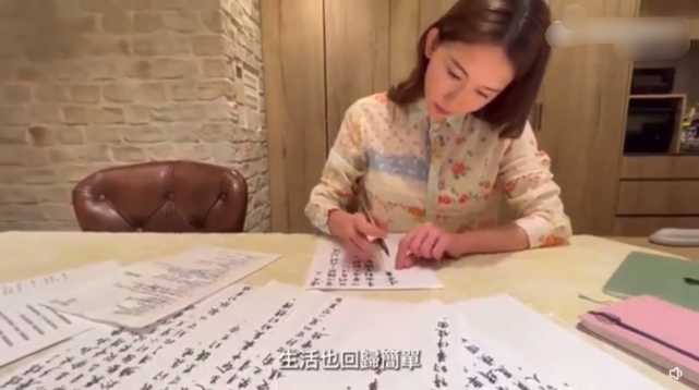 张扬|48岁林志玲出席活动变化大,小腹前突含胸驼背,八字腿明显好憔悴