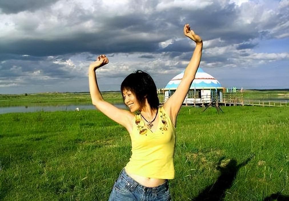 她连登5次春晚,却因为跟恩师同居怀孕,星途尽毁,55岁没人敢娶