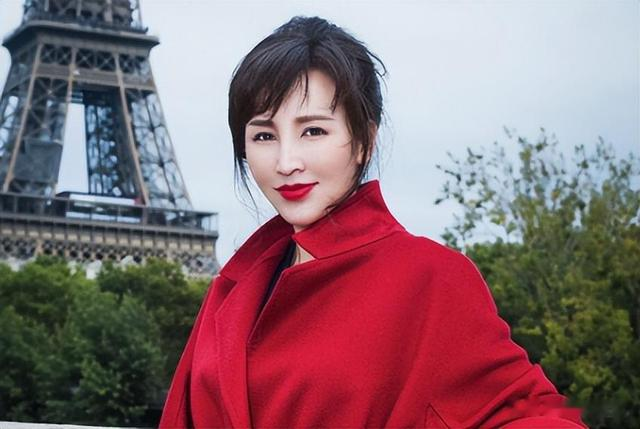 19岁与导演私奔裸婚,在地下室连生3胎,如今丈夫用7部剧将她捧红