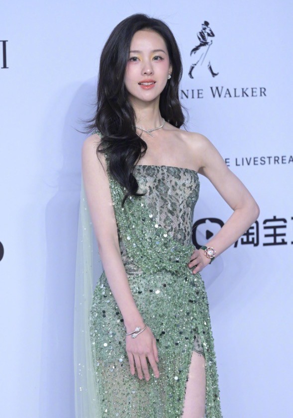 发腮比发胖更可怕!35岁倪妮审美塌方,一和杨幂同框就被碾压