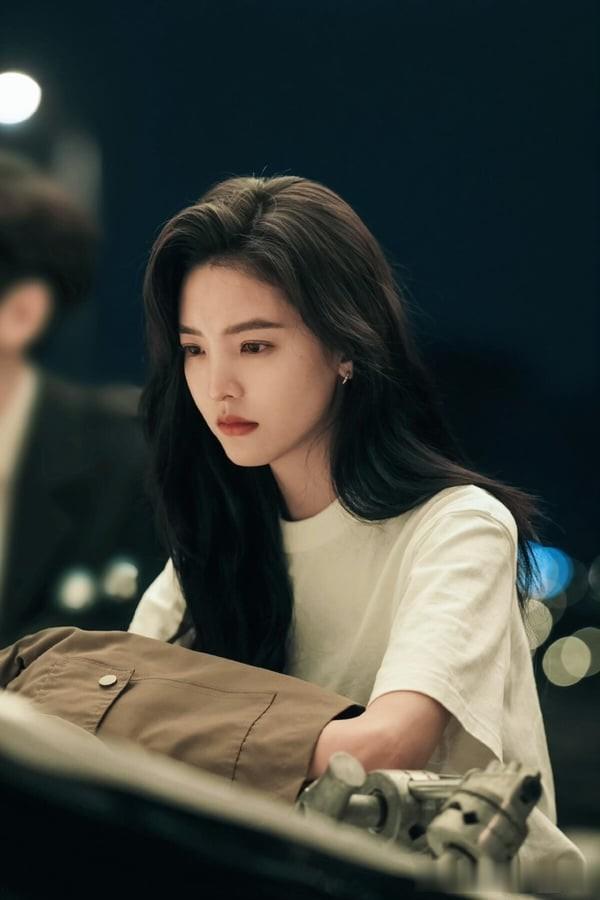 章若楠7大发型模板:秋日感低马尾、清纯系麻花辫受封国民白月光