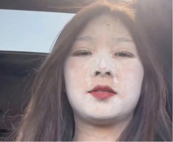 粉底液 女子和男友外出，粉底液晒爆皮，一脸妆容不忍直视，网友：这是新式妆容？