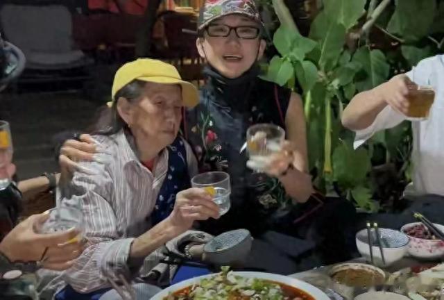 64岁杨丽萍:回老家大摆家宴!为母亲庆生兴奋对饮全家长得很像